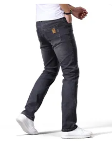 Vista di dettaglio di jeans slim da uomo grigio scuro slavato con toppa sulla tasca.