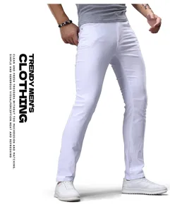 Jeans slim bianchi da uomo, pantaloni in denim stile coreano alla moda per primavera.