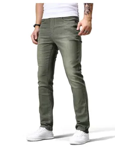 Jeans slim da uomo verde oliva abbinati a una semplice t-shirt bianca e scarpe sportive.