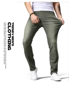 Vista dettagliata dei jeans slim stretch da uomo che mostra il tessuto elastico.