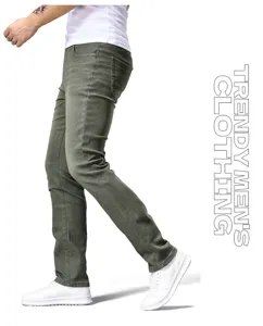 Vista laterale dei pantaloni in denim verde slim nel dettaglio con tasche e gambe.