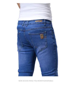 Jeans slim da uomo in denim blu classico con tasche posteriori e design elegante.