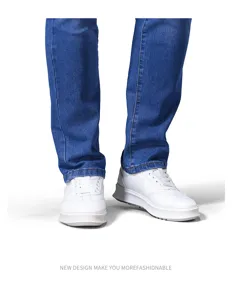 Vista dettagliata di jeans blu da uomo e sneakers bianche, outfit elegante e comodo.