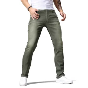 Jeans slim fit verde militare da uomo pantaloni casual eleganti vista principale