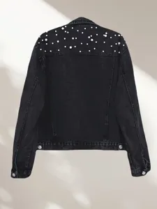 Achterkant details van dames zwarte denim jas met opvallende parel versieringen chique.
