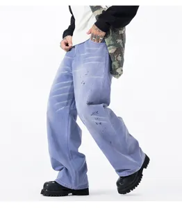 Gros plan détaillé de jeans décontractés amples lavés violet avec imprimé stylé.