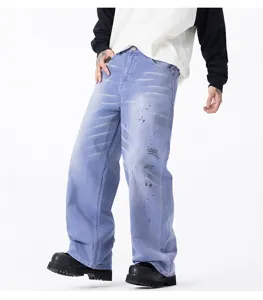 Jean droit ample et délavé avec imprimé graffiti unique pour des looks streetwear branchés.