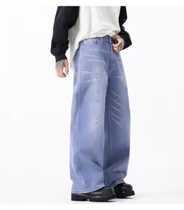 Gros plan de détail sur un jean en denim violet délavé à coupe ample et droite, style streetwear.