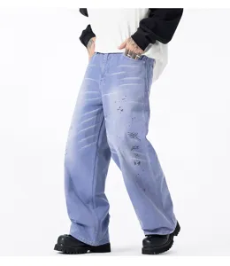 Vue détaillée du jean en denim lavé violet stylé avec un design éclaboussures de peinture.
