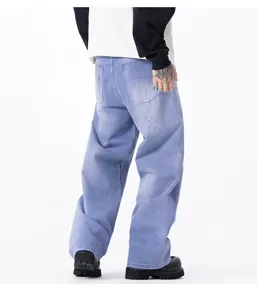 Vue détaillée du jean ample et délavé en denim violet mettant en valeur le design du dos.