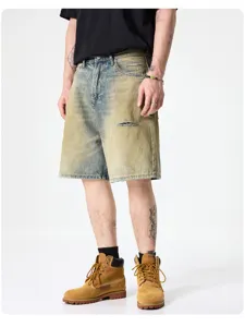 Vue détaillée du short en denim délavé vintage effet boueux, coupe ample et style rétro unique.