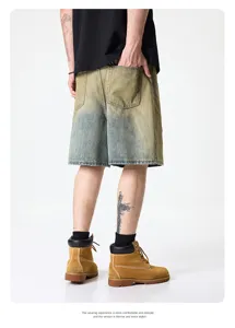 Détail arrière du short en denim vintage lavé et usé pour homme, coupe droite.