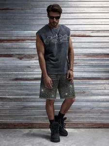 Ensemble streetwear pour hommes avec top sans manches lavé et short en denim strassé.