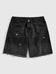 Gros plan sur les détails du short en denim noir pour homme avec strass et bord frangé.