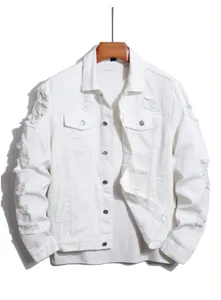 Weißes Destroyed Jeansjacke Detail, ausgefranster Stoff, klassischer Knopfverschluss.