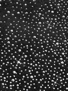 Gros plan sur les détails du tissu de short en denim avec des strass étincelants.