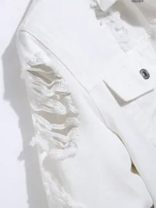Herren weiße Destroyed Jeansjacke Detailansicht, Streetwear Mode Stil, robustes Used Look Design.