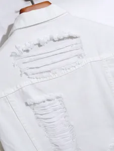 Weißes Jeansjacke Detail mit distressed Rücken Design und klassischem Reverskragen.