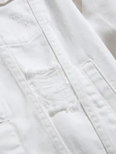 Weißes Jeansjacke Detail Nahaufnahme mit distressed zerrissener Textur und Twill.