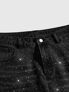 Vue détaillée short en denim noir pour homme avec strass scintillants, sans stretch.