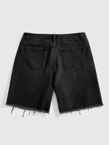Vue détaillée de short en denim noir pour homme avec des bords effilochés et des poches arrière.
