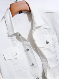 Nahaufnahme der weißen Destroyed Jeansjacke für Herren mit Knöpfen und Taschen.