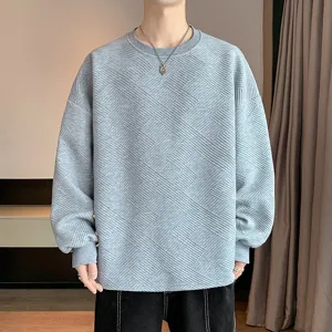 Heren grijze crewneck sweatshirt met stijlvol gestructureerd geometrisch patroon, casual losse top.