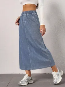Details of the light blue non-stretch denim midi skirt, featuring an elastic waist and split design.