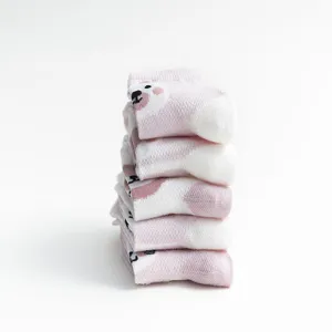 Schattige roze cartoon beer detail kinderen mesh sokken, zachte ademende zomervakantie sokken.