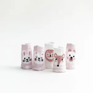 Detailweergave van schattige babysokken met leuke cartoon dierengezichten en mesh stof.