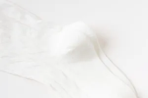 Dettaglio calzini bambini in cotone bianco primo piano, morbida trama a maglia traspirante.