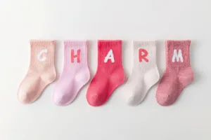 Calcetines termicos de algodon de tubo medio para ninos detalle, suave diseno de letras rosas.
