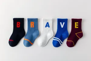 Calcetines de algodón de tubo medio para niños juego de cinco con diseño de letras de punto