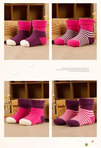 Chaussettes bouclettes épaisses et chaudes pour bébé, design rayé et colorblock mignon.
