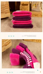 Gros plan sur les détails des chaussettes bouclettes en coton chaud pour bébés.