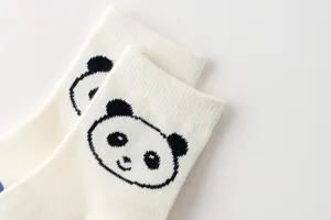 Vista detallada de calcetines de media caña para niños con diseño de panda, algodón suave.