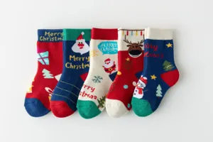 Gros plan sur des chaussettes de Noël en coton pour enfants avec de jolis motifs festifs.