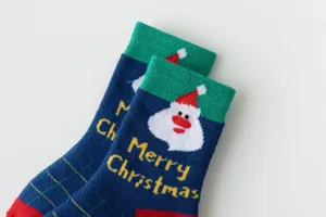 Détail de chaussettes de Noël pour enfants, coton épais d'hiver, motif père Noël festif.