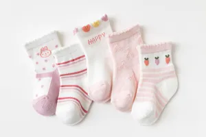 Vue détaillée de chaussettes de bébé en coton respirant avec dentelle et rayures roses.