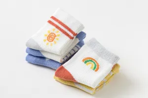 Vue détaillée de chaussettes de bébé en coton respirant avec une texture douce et des motifs.