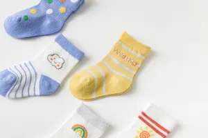 Chaussettes pour bébé en coton mesh respirant avec motifs mignons et confort optimal.