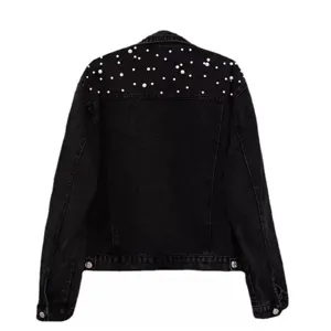 Veste en jean noire pour femme vue de dos, streetwear décontractée ornée de perles.