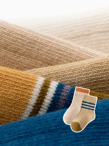 Comfortabele baby katoenen sokken met zachte stofstructuur en leuk gestreept ontwerp voor peuters.