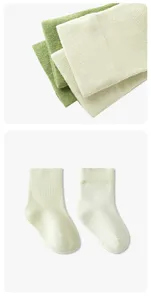 Chaussettes en coton pour enfants vert clair et menthe, bord côtelé souple, confort quotidien idéal.