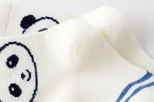 Cómodos calcetines de algodón tejido para niños con bonito patrón de panda y rayas azules.