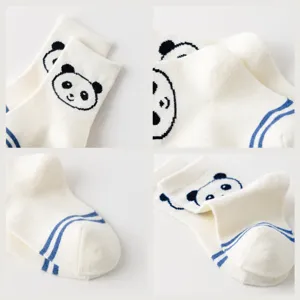 Calcetines de algodón para niños con tierno diseño de panda, cálidos y cómodos para uso diario.