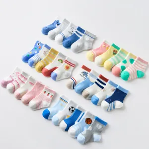 Leuke katoenen sokkenset voor baby's in diverse vrolijke kleuren met schattige diermotieven.