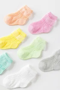 Ademende baby sokken met fijn kanten randje, zachte katoenmix voor comfortabele zomerdagen.