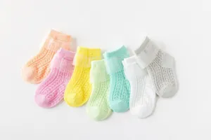 Ademende katoenen babysokken met mesh kantrand en schattige volants voor pasgeboren baby's.