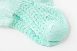 Detailopname van ademende baby mesh kanten sokken, zachte zomerse muggenwerende sokken.